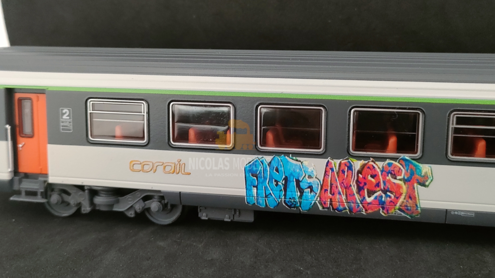Graffiti du commerce sur voiture Corail Piko
