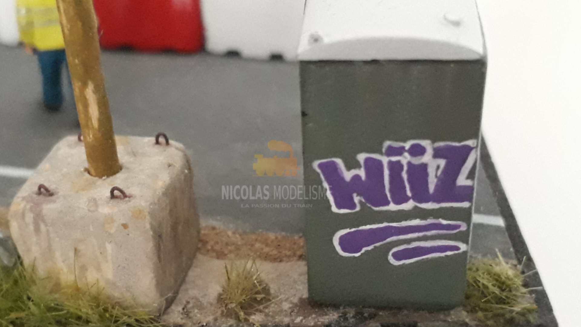 Graffiti fait main sur mobilier de chantier